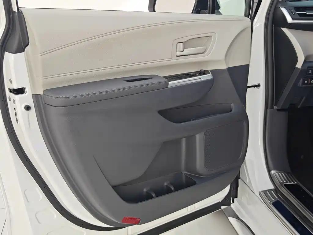 Toyota Granvia — фото 30