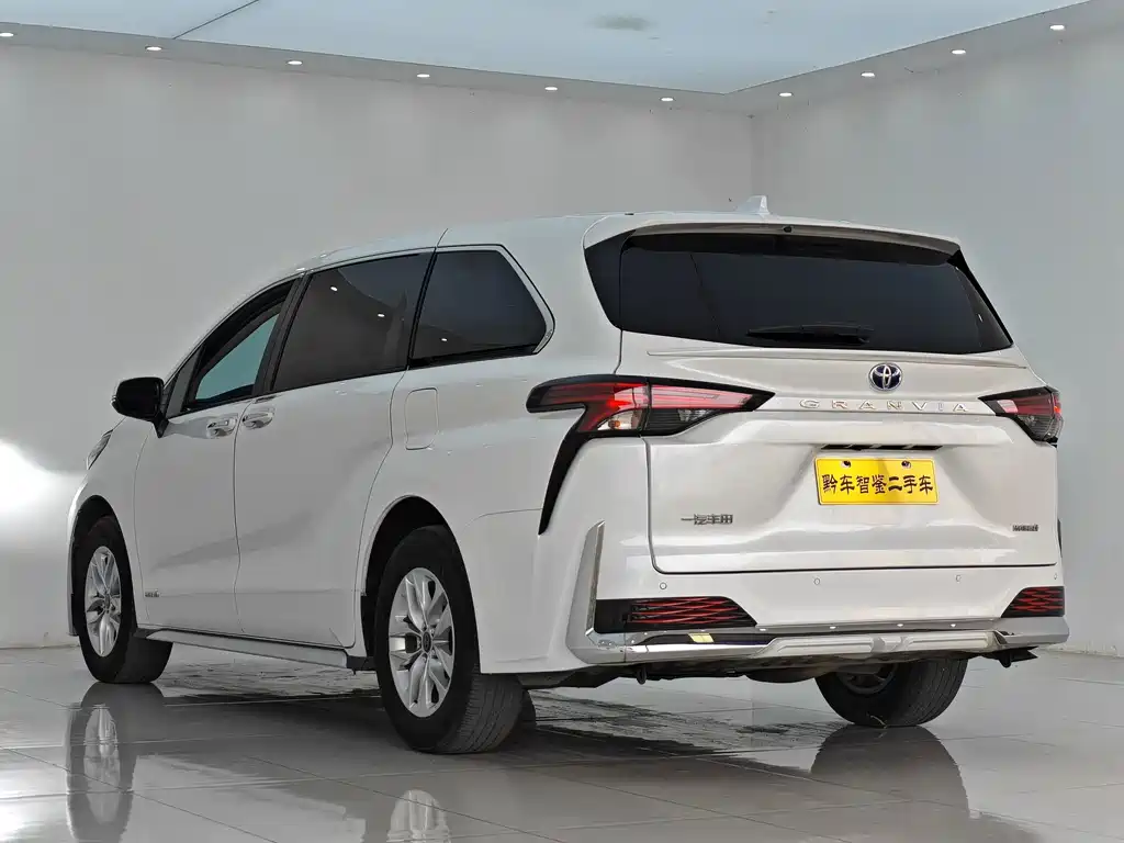 Toyota Granvia — фото 4