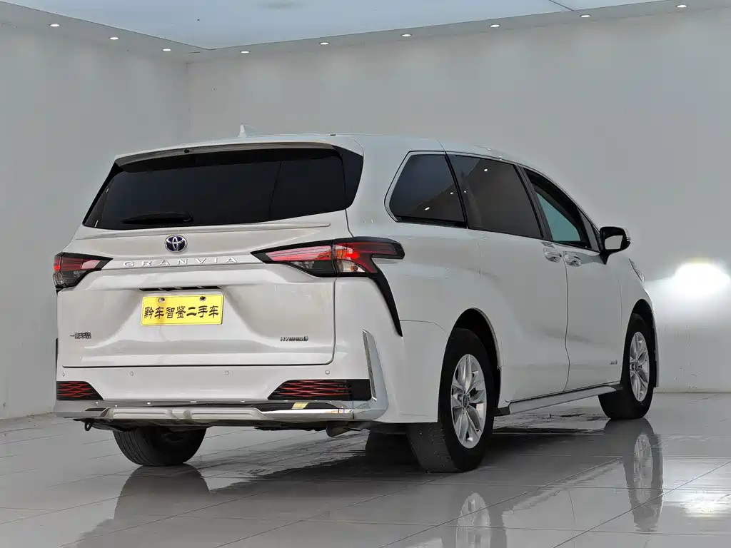 Toyota Granvia — фото 6
