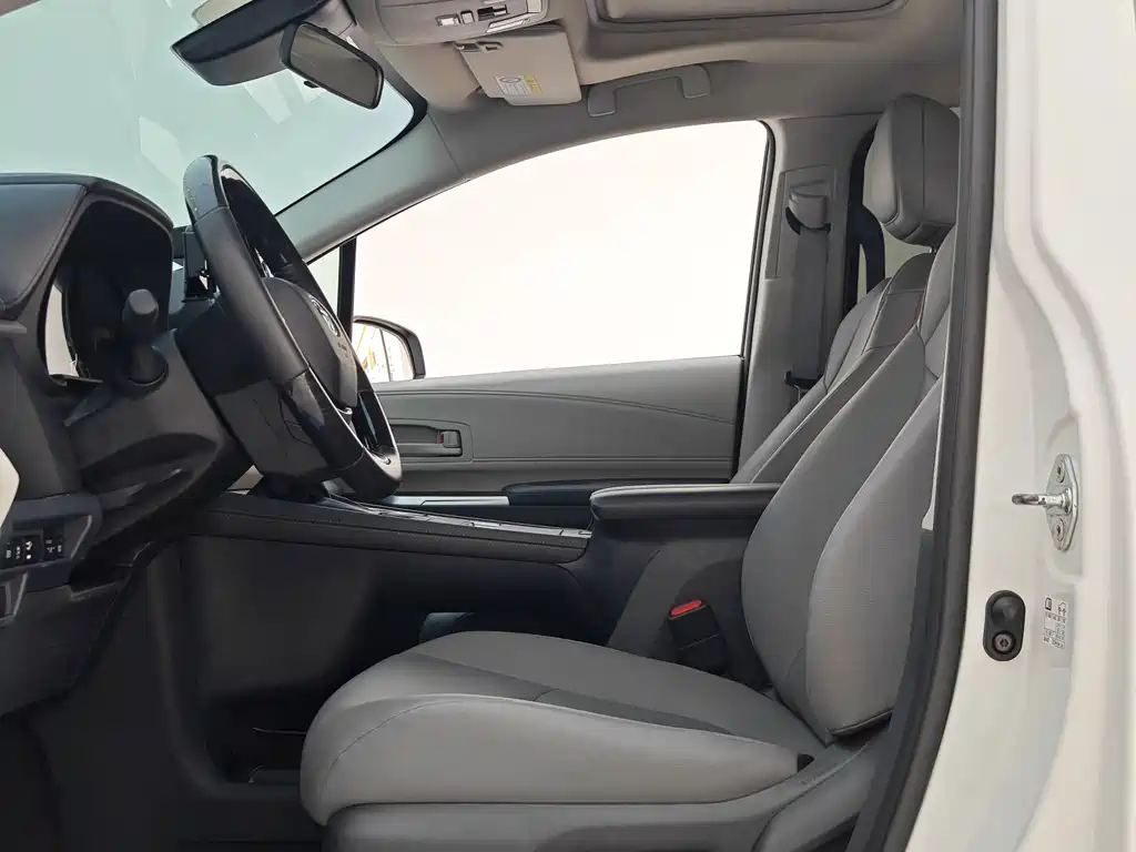 Toyota Granvia — фото 7