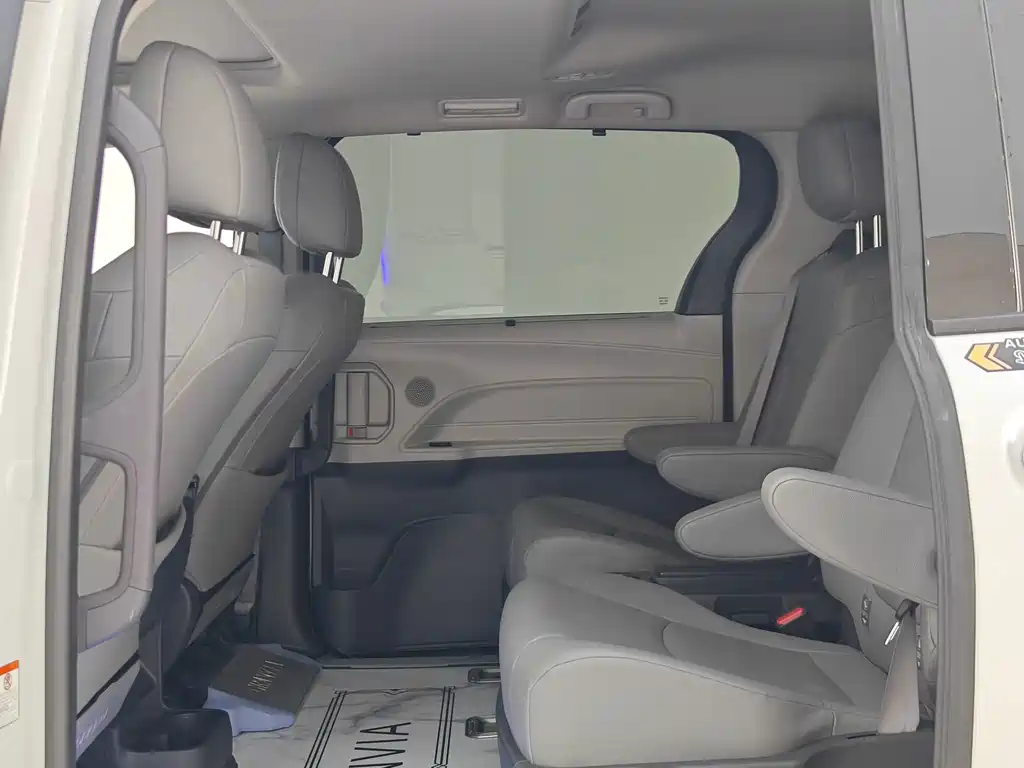 Toyota Granvia — фото 8