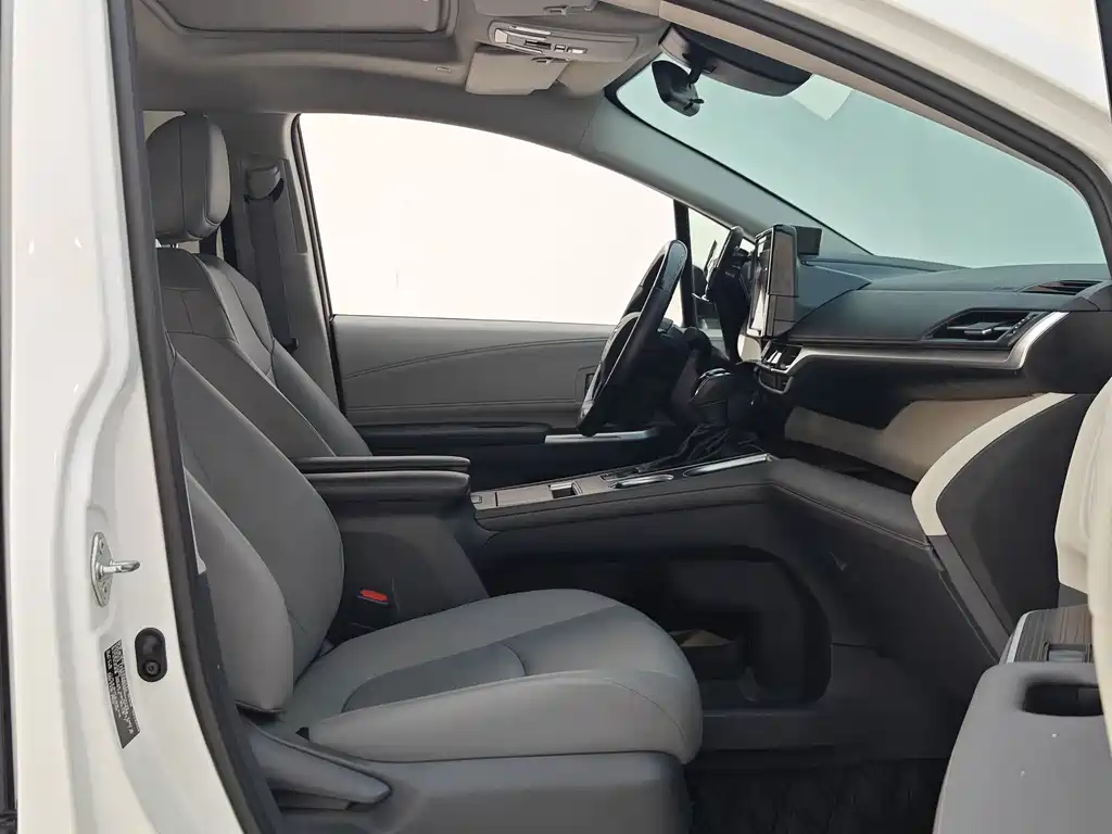 Toyota Granvia — фото 10
