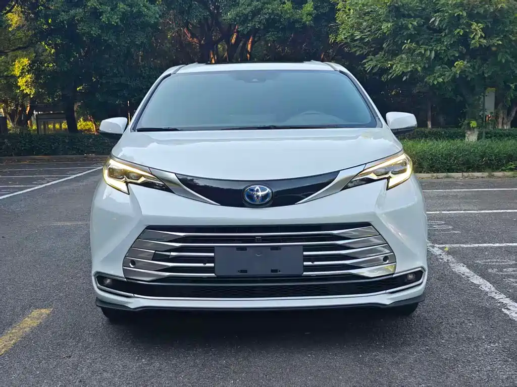 Toyota Sienna — фото 2