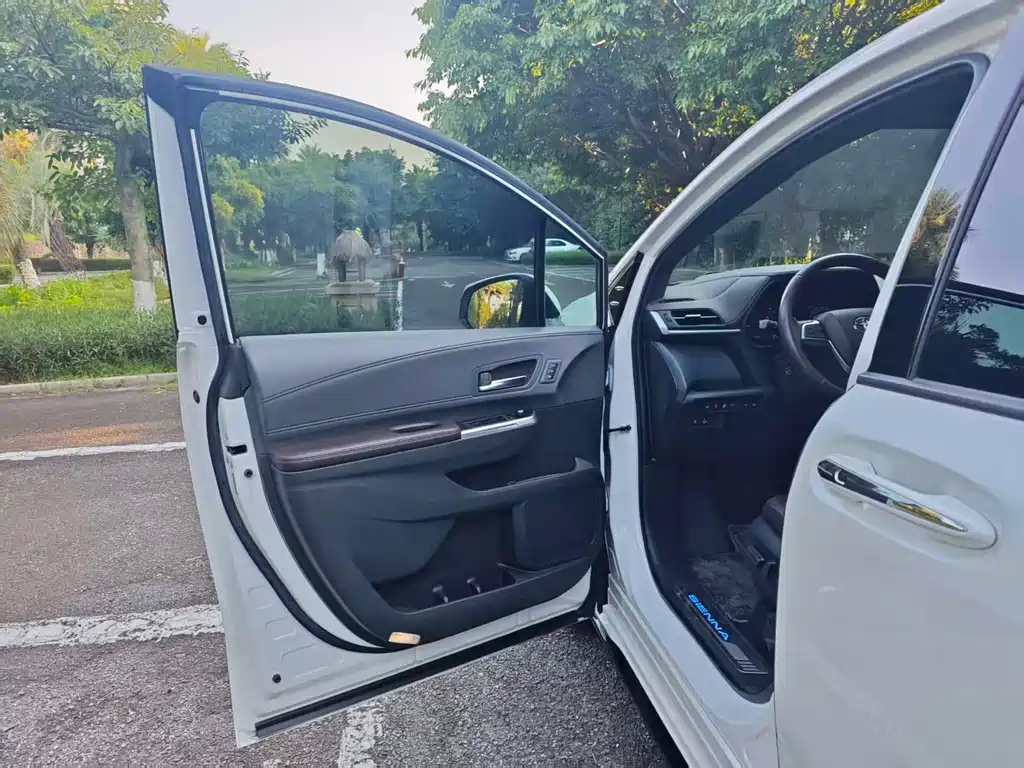 Toyota Sienna — фото 11