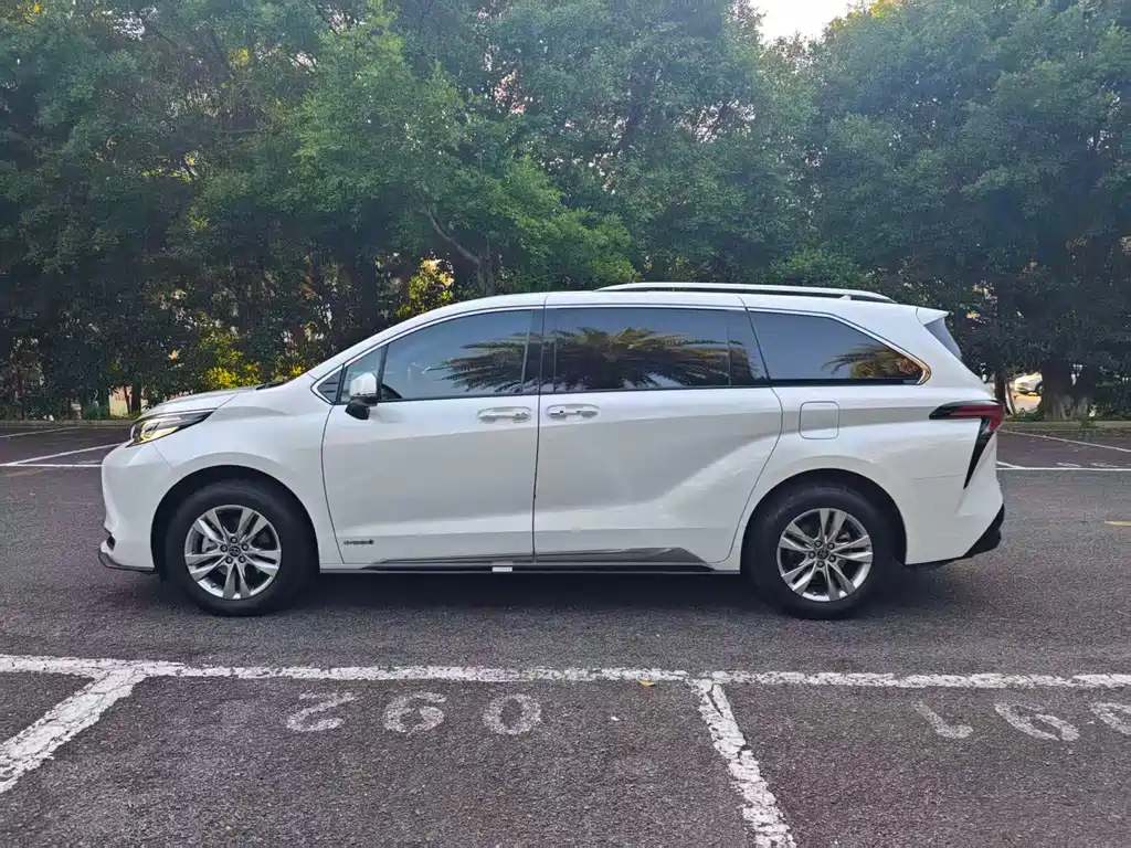 Toyota Sienna — фото 13