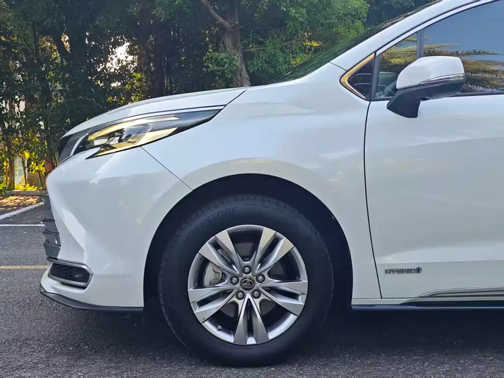 Toyota Sienna — фото 16