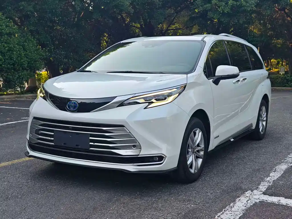 Toyota Sienna — фото 3