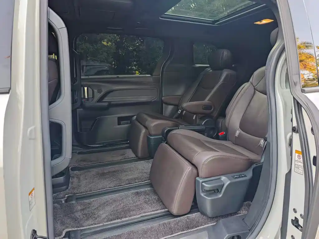 Toyota Sienna — фото 5