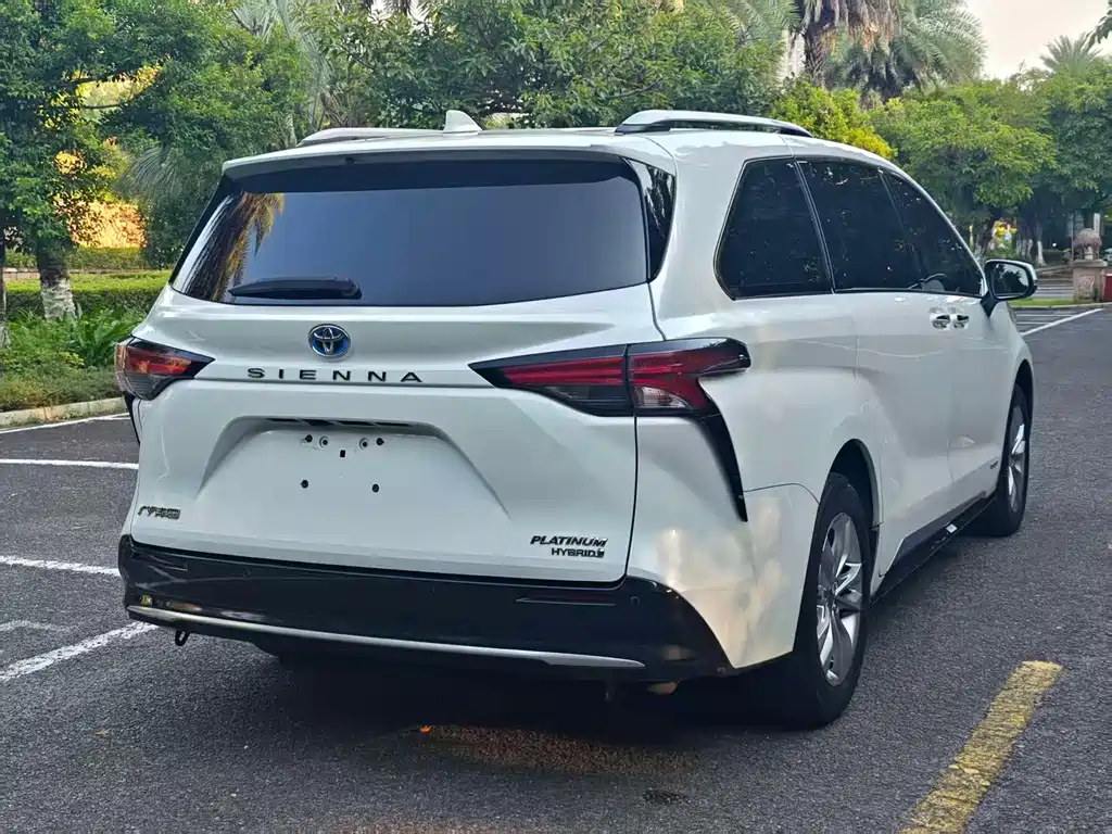Toyota Sienna — фото 7