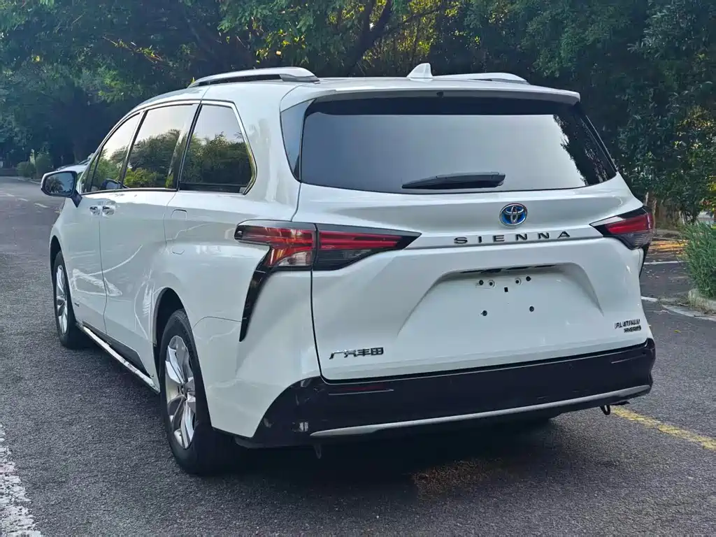 Toyota Sienna — фото 9