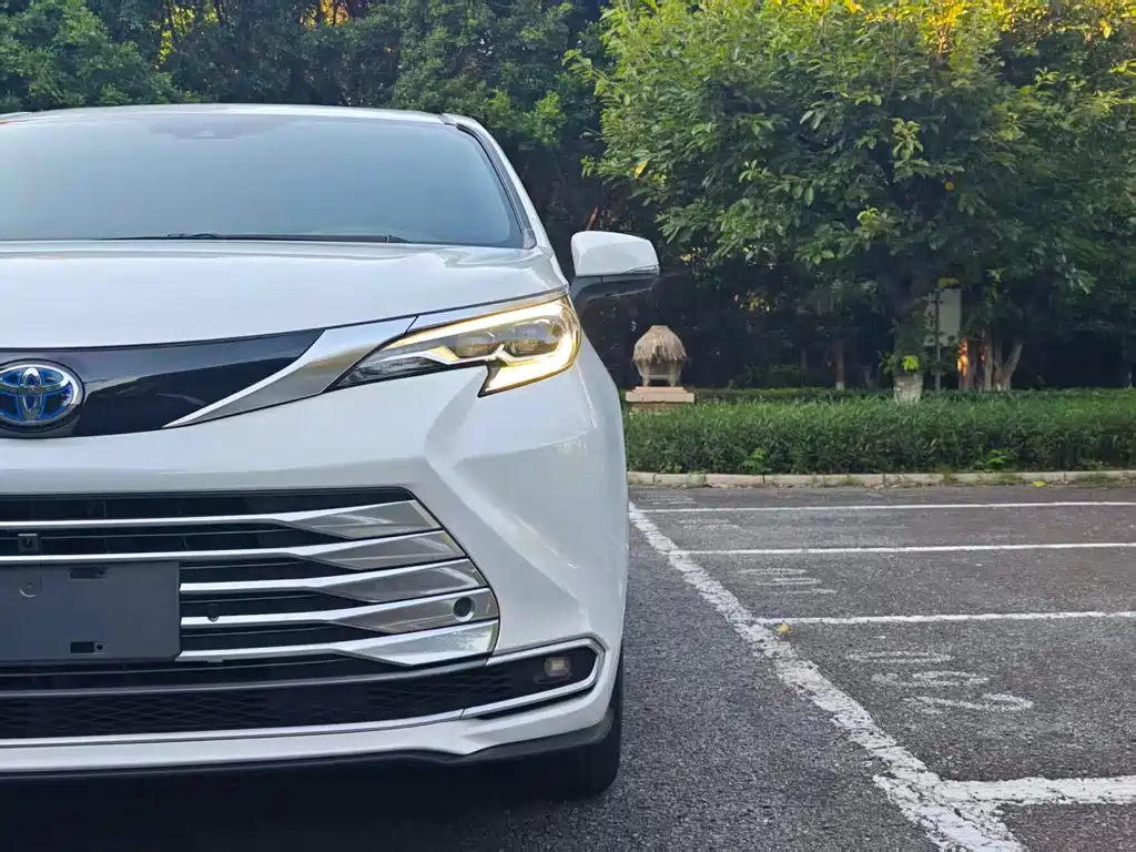 Toyota Sienna — фото 10