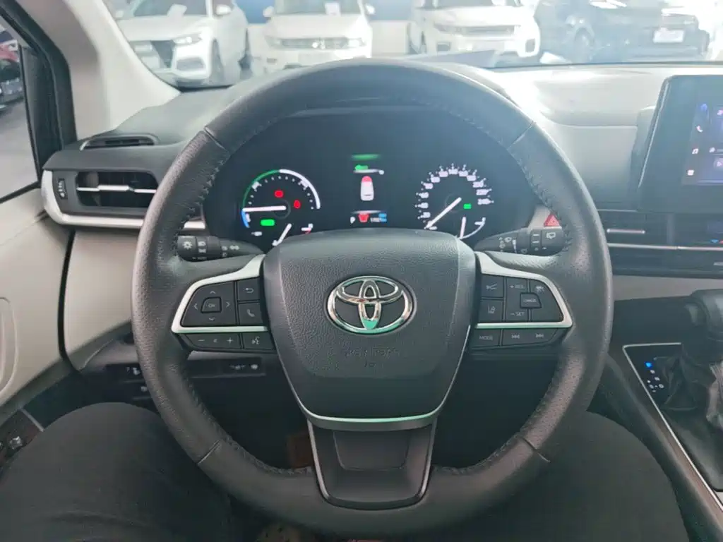 Toyota Sienna — фото 11