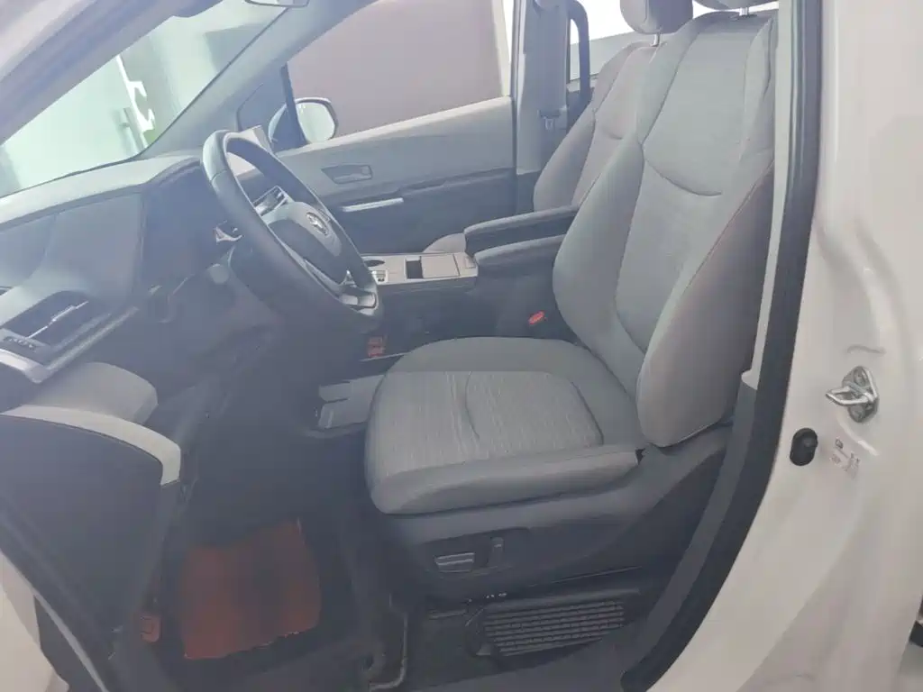 Toyota Sienna — фото 15
