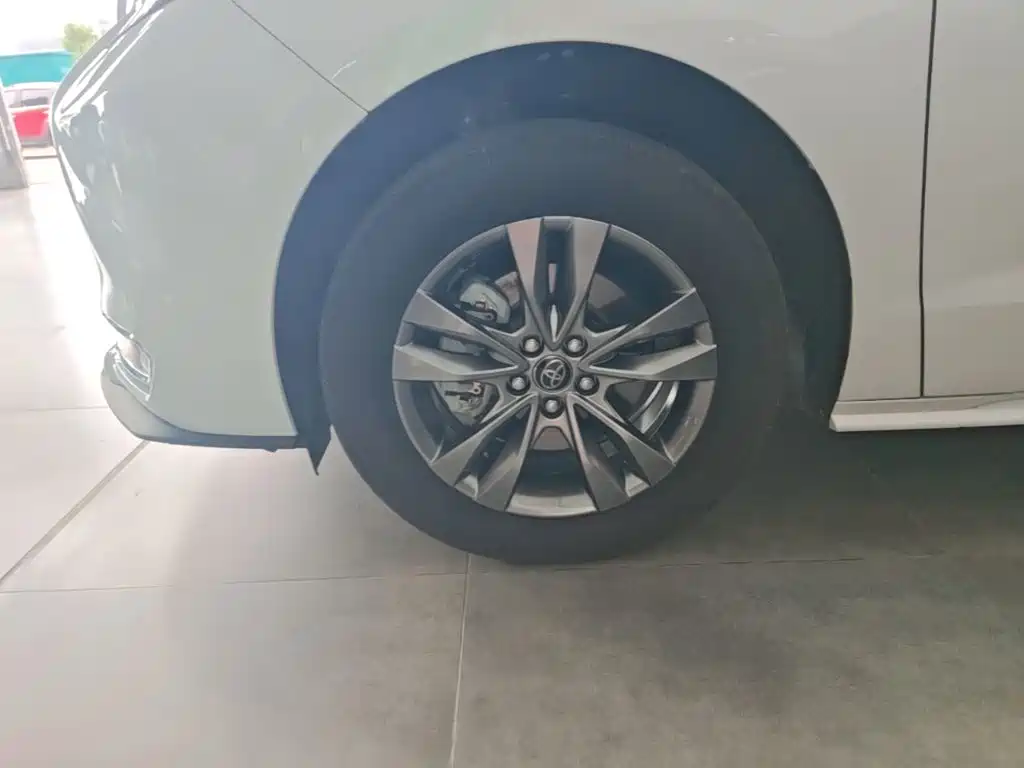 Toyota Sienna — фото 23