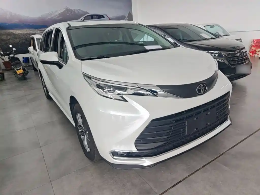Toyota Sienna — фото 4