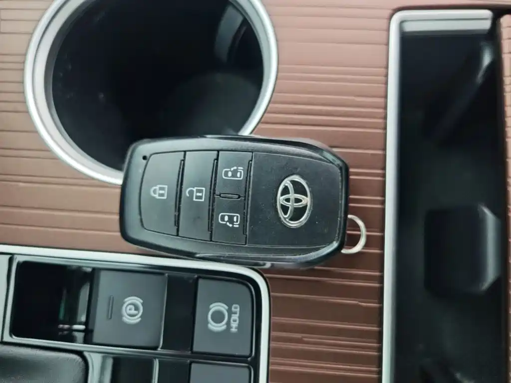 Toyota Sienna — фото 9