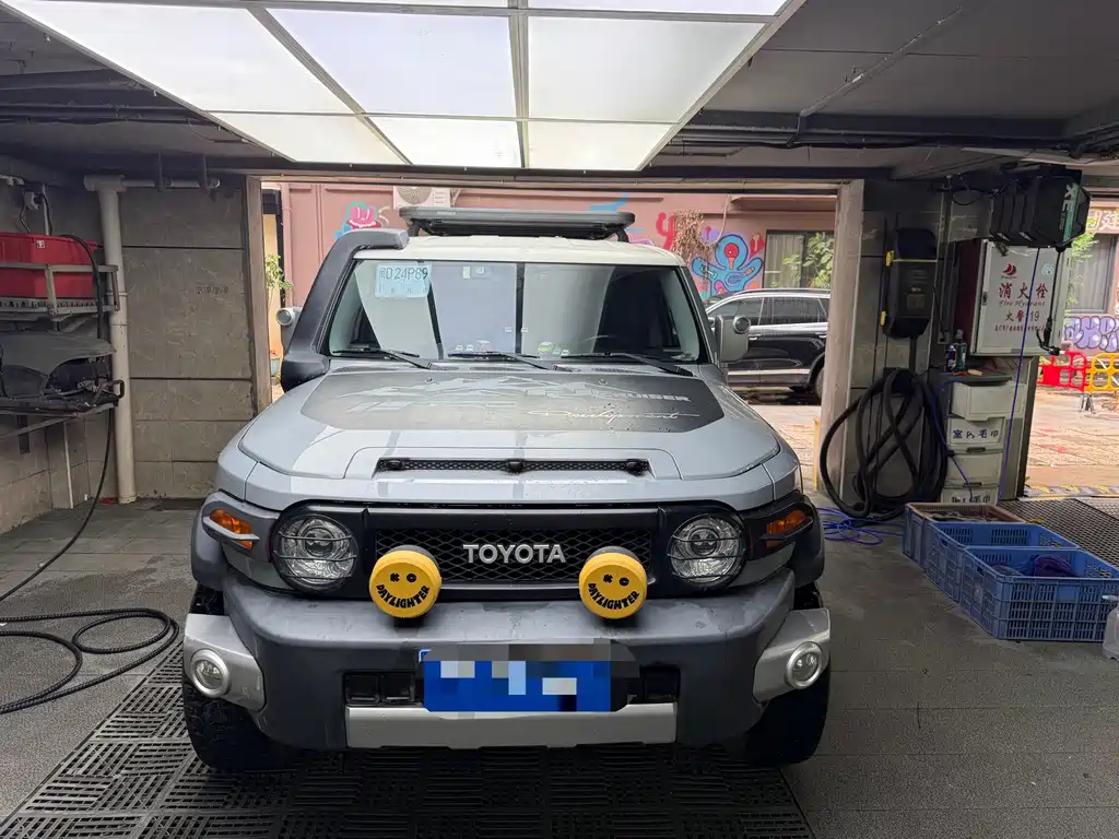 Toyota FJ Cruiser — фото 2