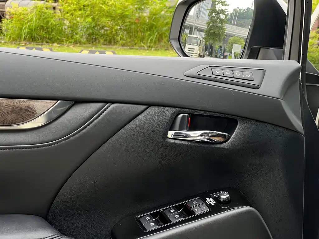 Toyota Alphard — фото 13