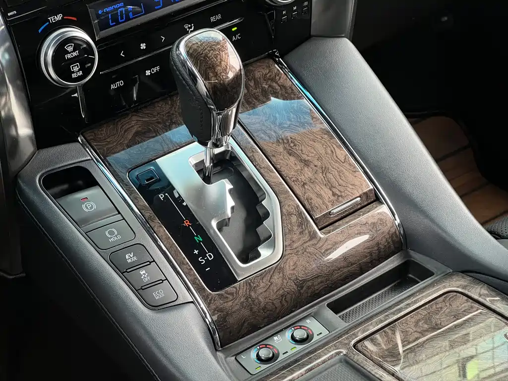 Toyota Alphard — фото 15