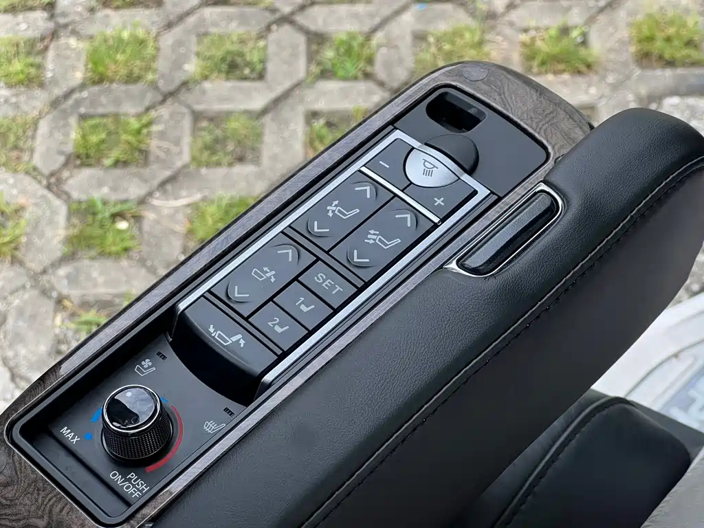 Toyota Alphard — фото 19