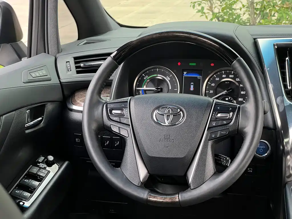 Toyota Alphard — фото 20
