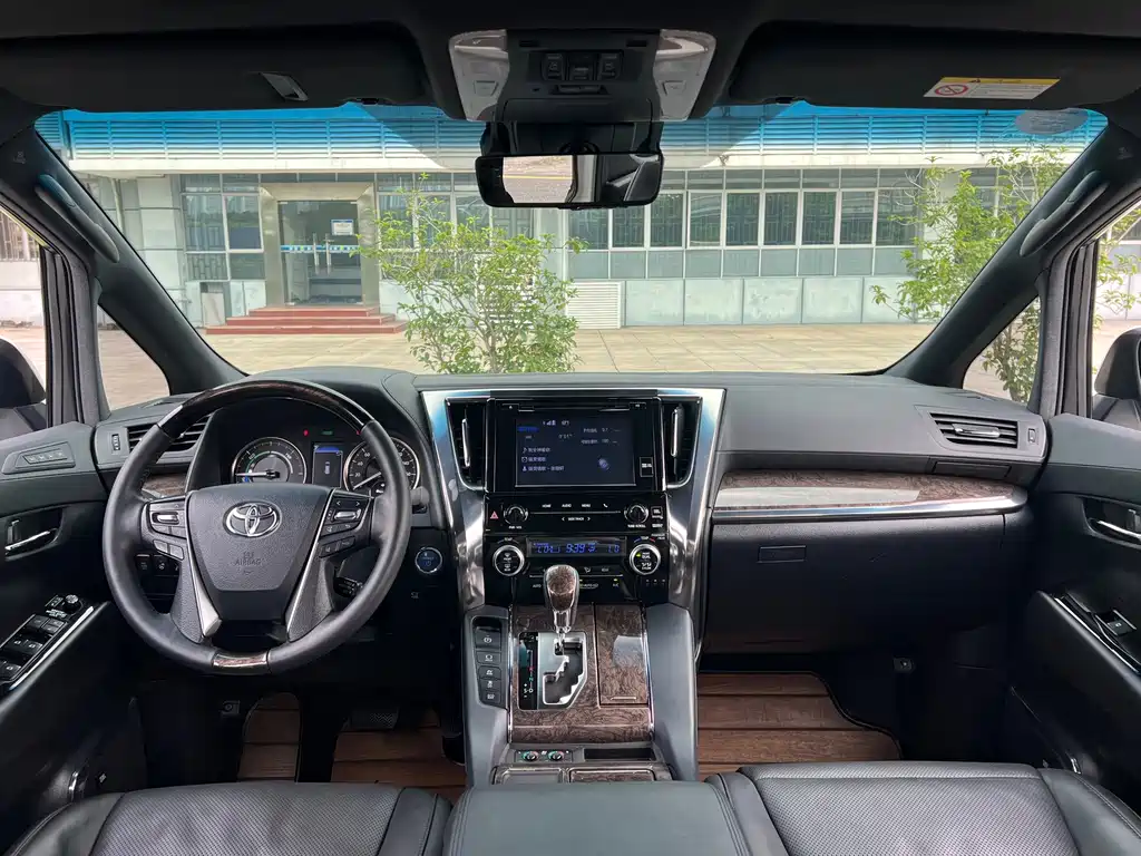 Toyota Alphard — фото 21
