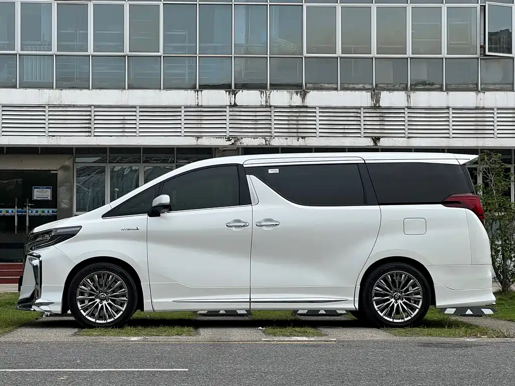 Toyota Alphard — фото 22