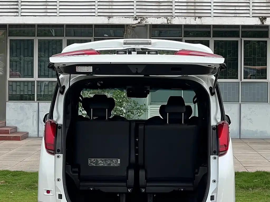 Toyota Alphard — фото 8