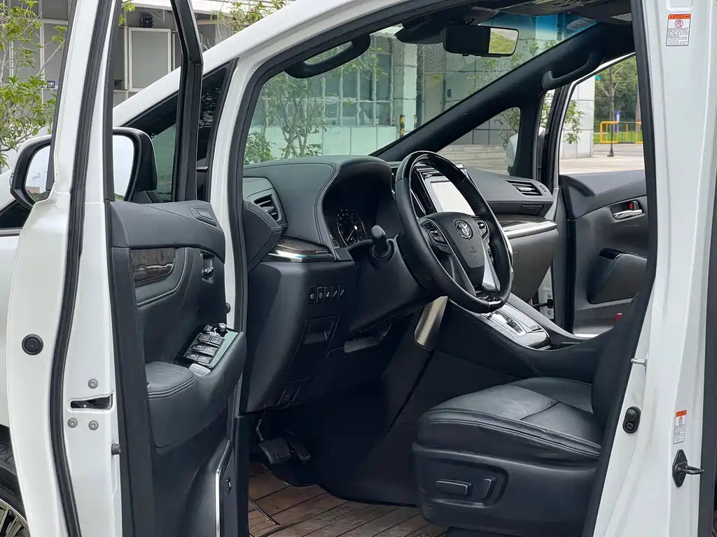 Toyota Alphard — фото 9