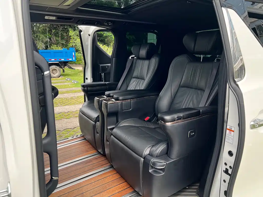 Toyota Alphard — фото 10