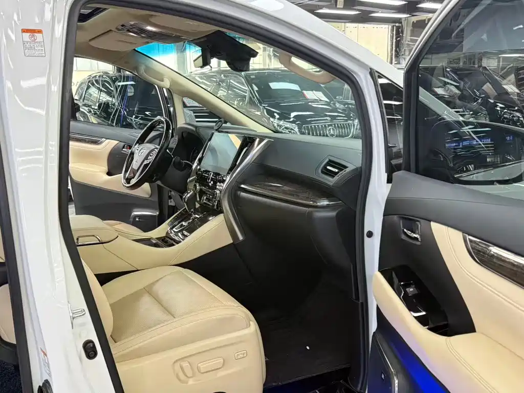 Toyota Vellfire — фото 11