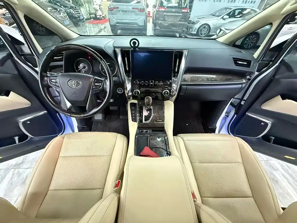 Toyota Vellfire — фото 8