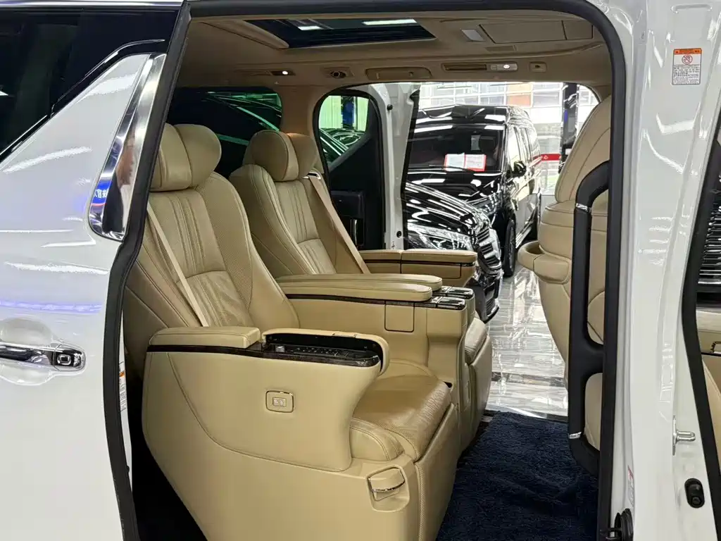 Toyota Vellfire — фото 10