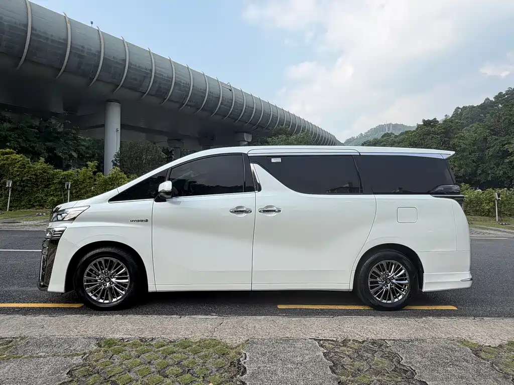 Toyota Vellfire — фото 4