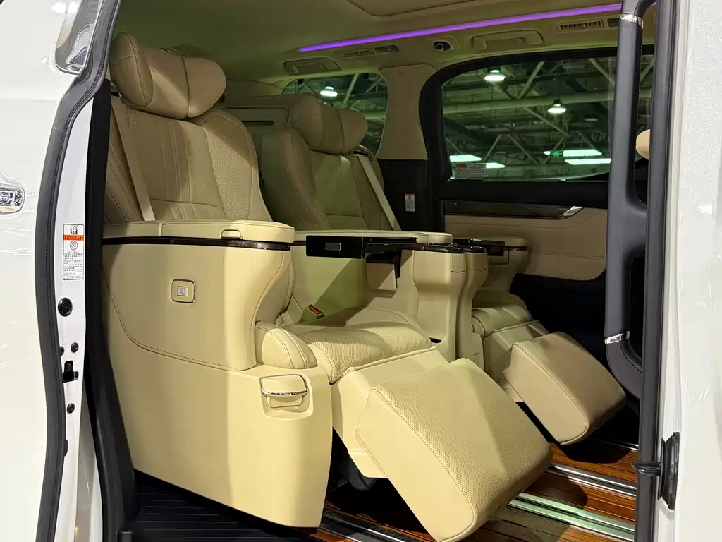 Toyota Alphard — фото 11