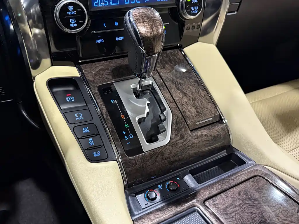 Toyota Alphard — фото 18