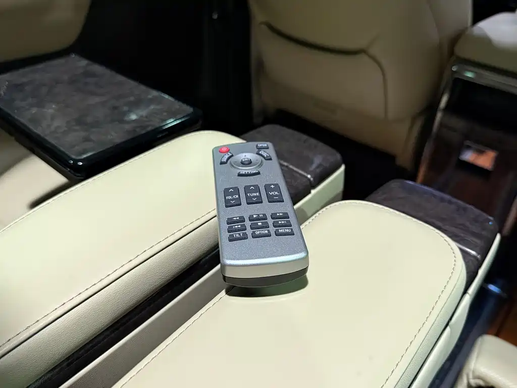 Toyota Alphard — фото 23