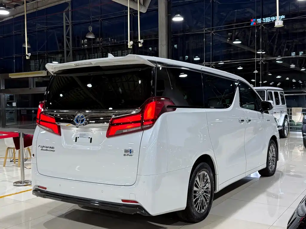 Toyota Alphard — фото 25