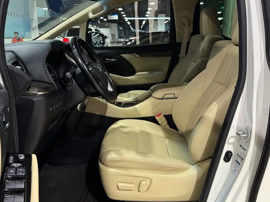 Toyota Alphard — фото 4
