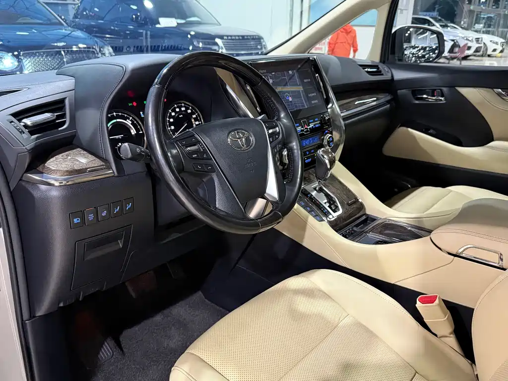 Toyota Alphard — фото 5