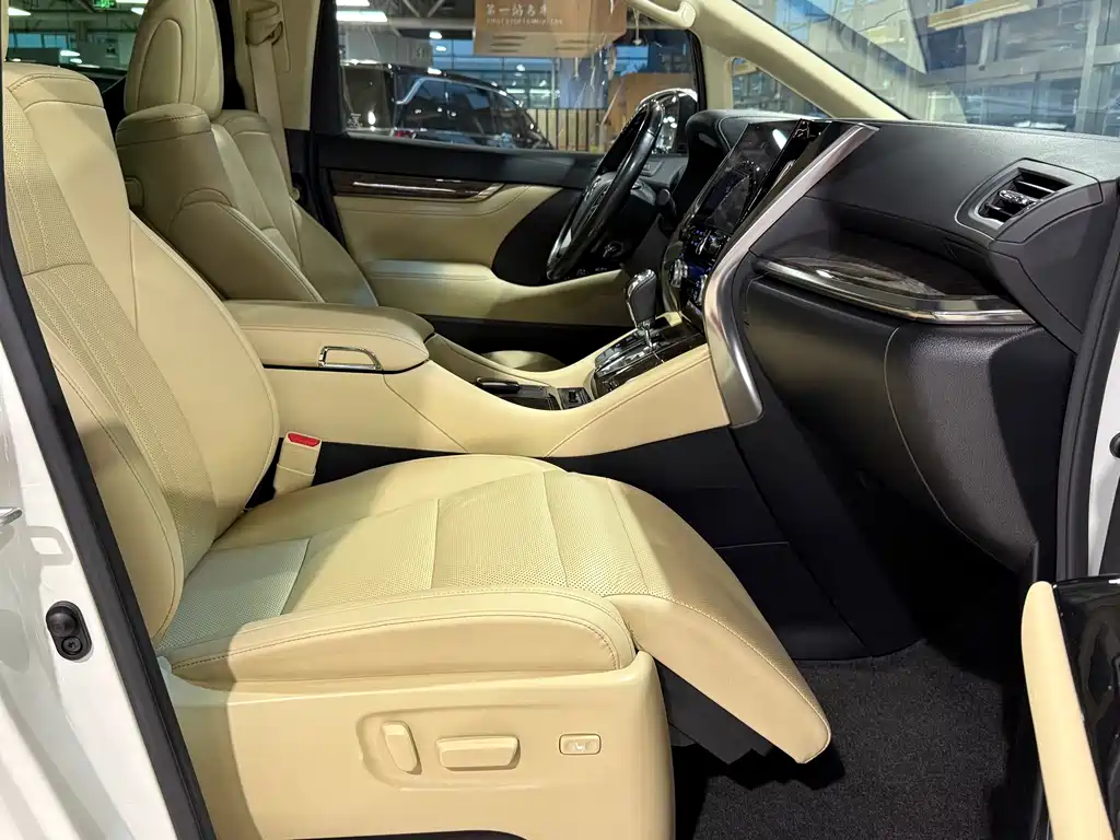 Toyota Alphard — фото 6