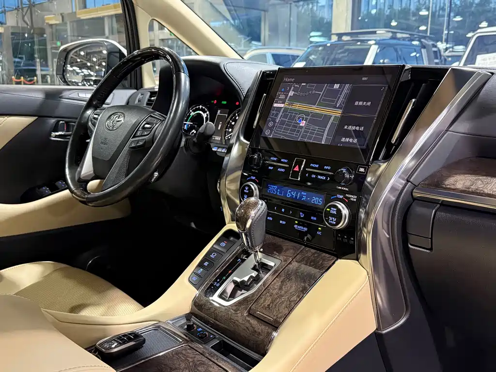Toyota Alphard — фото 7