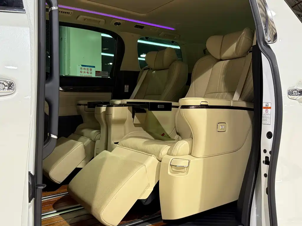 Toyota Alphard — фото 9