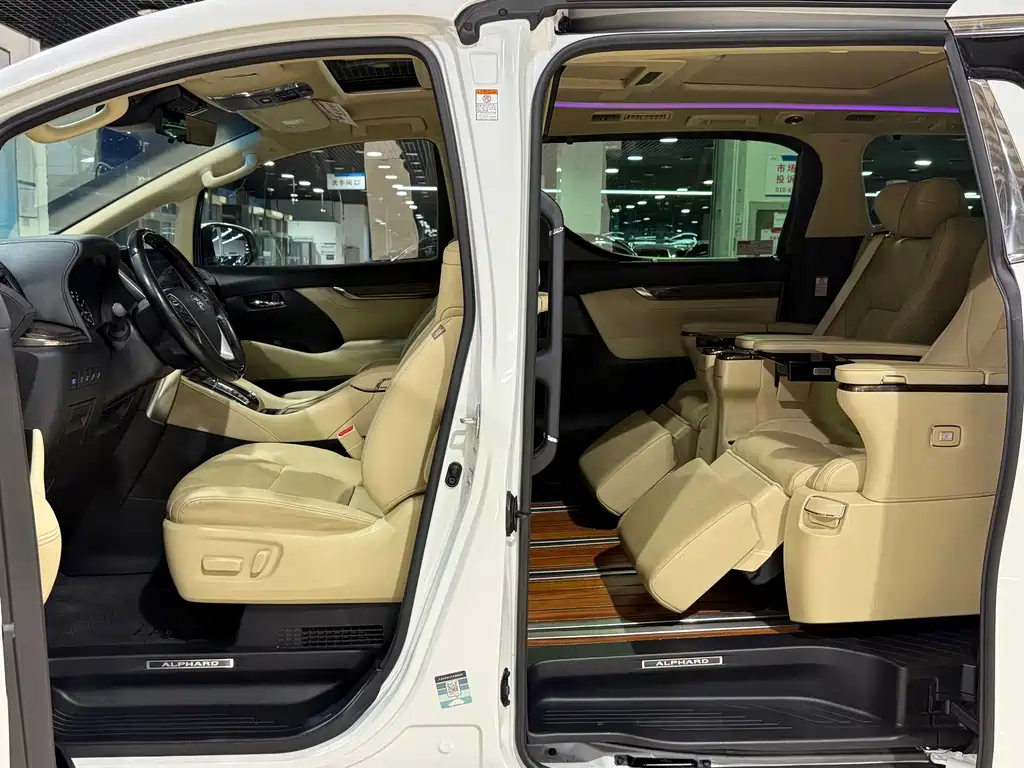 Toyota Alphard — фото 10