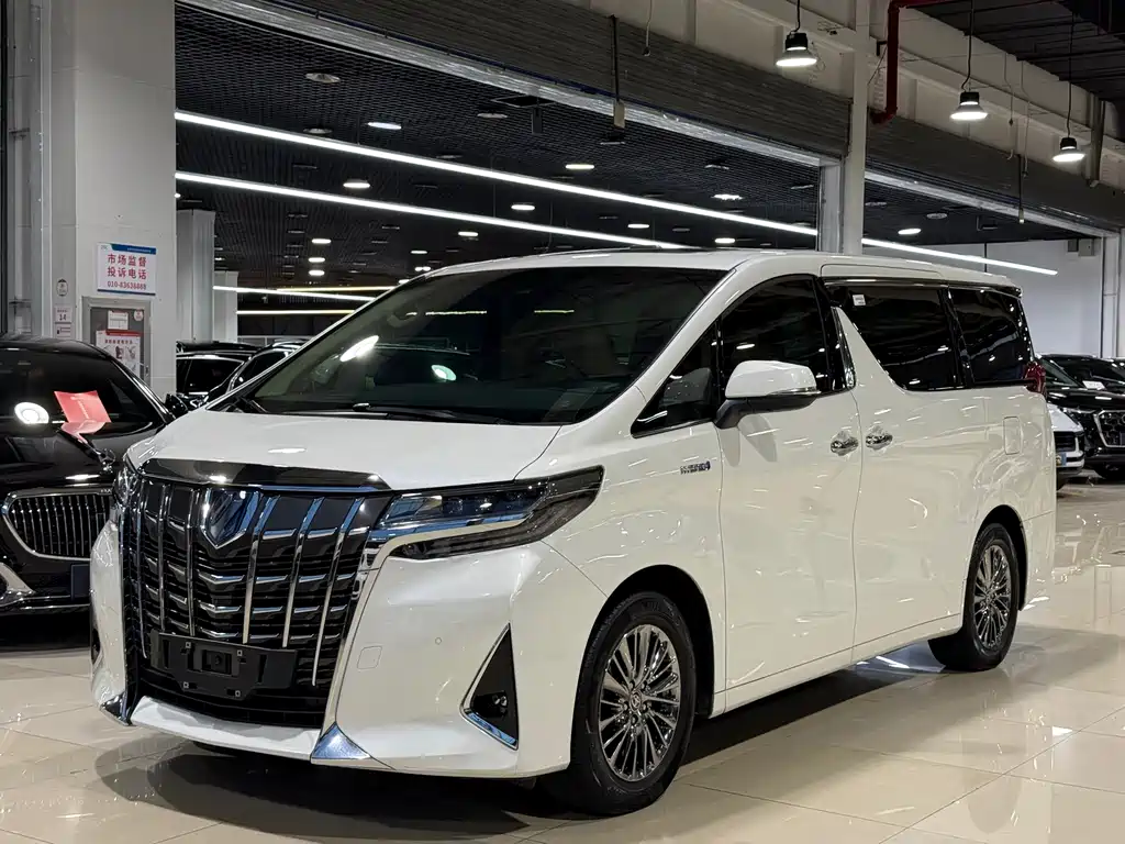 Toyota Alphard — фото 1
