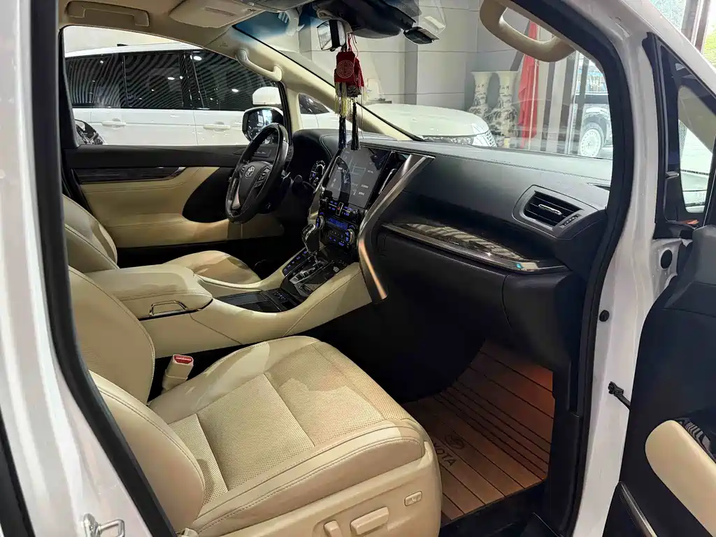 Toyota Vellfire — фото 4