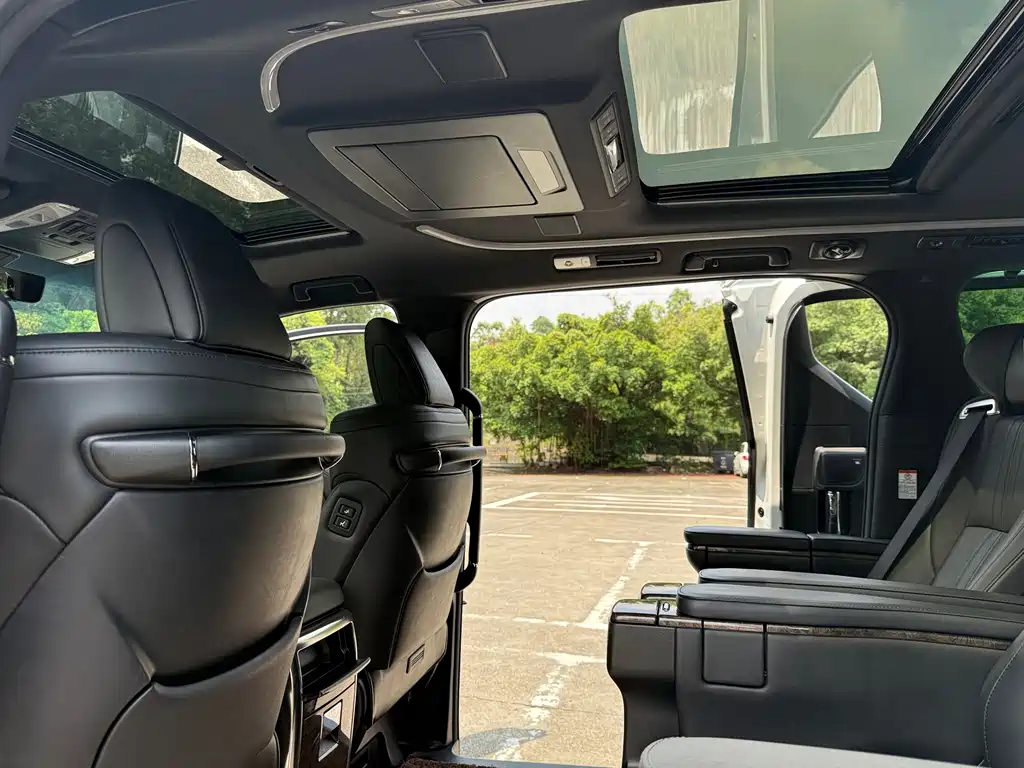 Toyota Alphard — фото 13