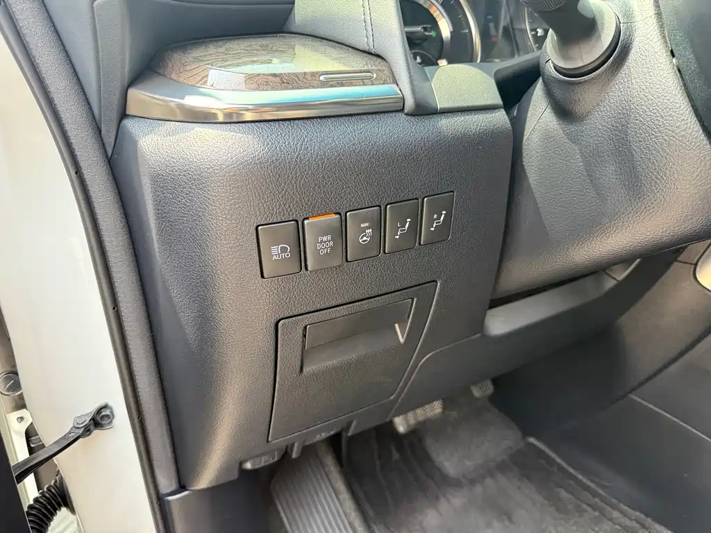Toyota Alphard — фото 14