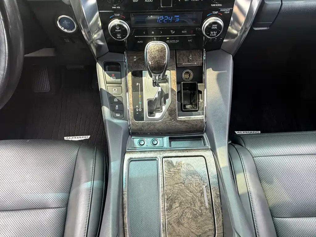 Toyota Alphard — фото 17