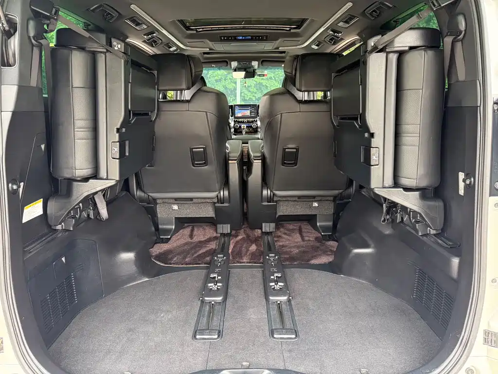 Toyota Alphard — фото 18